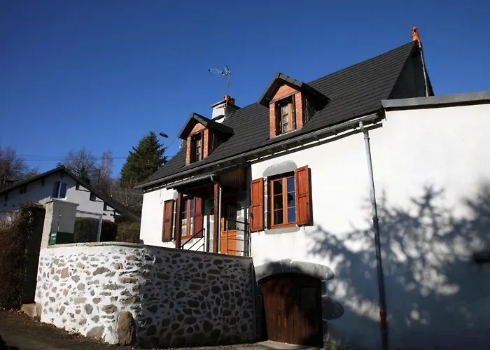 Avec Jardin Pour 6 Pers Pres De Salers Nature & Puy Mary Holiday home